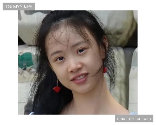 刷到李梦拿着名牌包躺床的那张，我差点把咖啡喷屏幕