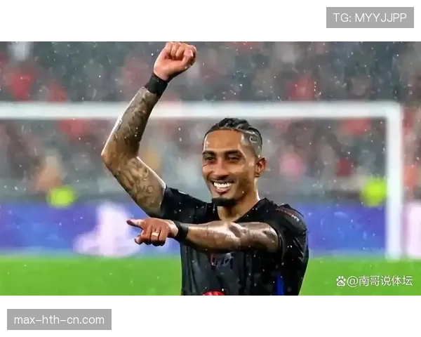 拉菲尼亚训练完回家还得哄俩娃睡觉，老婆说他比内马尔还难搞